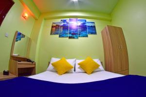 Postel nebo postele na pokoji v ubytování Tourist Inn