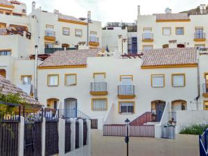 Santa Fe de los BolichesにあるHoliday Home Amapola by Interhomeの白い建物群