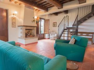 uma sala de estar com um sofá azul e uma lareira em Apartment Borgo Monticelli-19 by Interhome em Castiglione della Valle