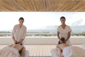 een groep van drie mensen in een yogales bij Donaire Hotel Boutique in Ajijic