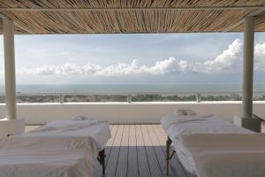 twee bedden in een kamer met uitzicht op de oceaan bij Donaire Hotel Boutique in Ajijic +159 foto's