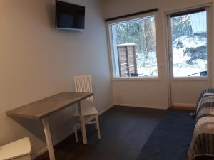een kamer met een houten tafel en een raam bij Vuokatti Slope Suite in Vuokatti