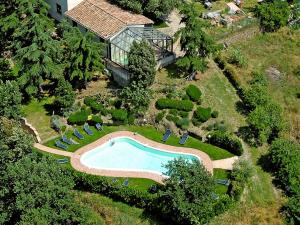 uma vista aérea de uma casa com piscina em Apartment Borgo Monticelli-19 by Interhome em Castiglione della Valle
