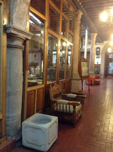 Hotel Los Escudos في باتزكوارو: يوجد متجر وكراسي وطاولات في مبنى