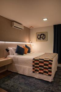 Hotel Heritage في ساو باولو: غرفة نوم بسرير كبير في غرفة
