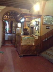 an entrance to a building with a counter in a room at Hotel Los Escudos in P&aacute;tzcuaro