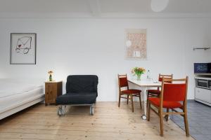 sala de estar con mesa y sillas en Mini-Loft (KB7), en Berlín
