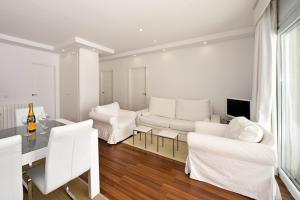 コロニア・サン・ジョルディにあるMarieta Bajosのリビングルーム(白い家具、テーブル付)