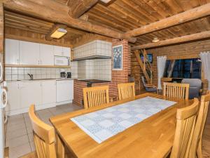 een keuken en eetkamer met een houten tafel en stoelen bij Holiday Home Heporanta by Interhome in Säkinmäki