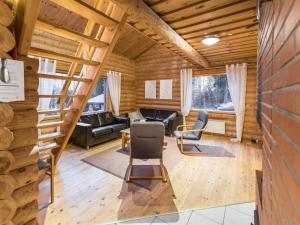 een woonkamer met een trap in een blokhut bij Holiday Home Heporanta by Interhome in Säkinmäki