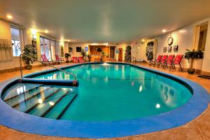 uma grande piscina num quarto de hotel em Hotel et Motel Le Chateauguay em Cidade de Quebec
