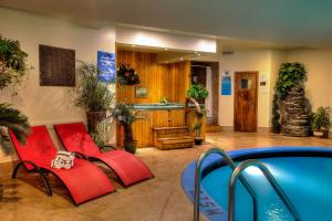 - un salon avec une piscine et des plantes dans l'établissement Hotel et Motel Le Chateauguay, à Québec