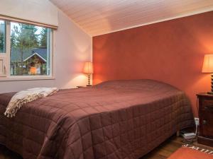 a bedroom with a bed and a window at Holiday Home Teerenpesä by Interhome in Tahkovuori