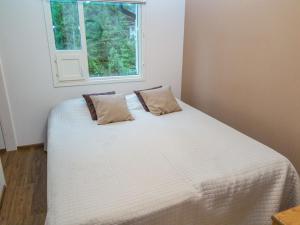 a bed in a room with a window at Holiday Home Teerenpesä by Interhome in Tahkovuori