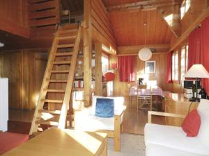 una sala de estar con una escalera de madera en una casa en Apartment Minnehaha- Chalet by Interhome, en Lauenen