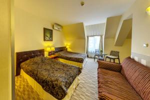 索非亞的住宿－奇普酒店，酒店客房,设有两张床和一张沙发