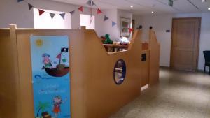 a childs room with a wooden staircase in a room at Strandhotel Juister Hof in Juist