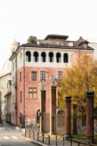 un viejo edificio de ladrillo rojo al lado de una calle en Casa del Pingone, en Turín