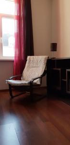 een leeg bed in een kamer met een raam bij Romantic Central Flat in Bratislava