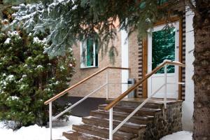 ein Haus mit Treppe im Schnee in der Unterkunft Fortetsya in Uman