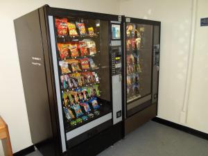 Duas máquinas de venda automática com refrigerantes e snacks. em EZ 8 Motel Newark em Newark
