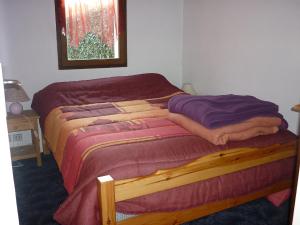カップブルトンにあるHoliday Home Paradise Océan-5 by Interhomeのベッドルーム1室(大型ベッド1台、毛布付)