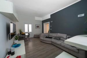 un soggiorno con divano e tavolo di Spanish Steps 3 Bedrooms Cozy,Elegant and central a Roma