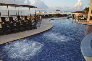 Bazén v ubytování All Ritmo Cancun Resort & Water Park nebo v jeho okolí