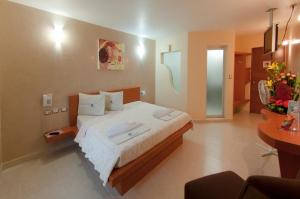 a bedroom with a large bed in a room at Auto Hotel Mediterráneo in Xalapa