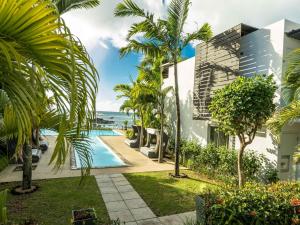Πισίνα στο ή κοντά στο Beachfront & Pool serviced apartment with stunning view - closest to the beach than most hotel