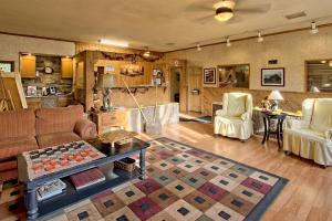 - un salon avec un canapé et une table dans l'établissement The Highlands at Sugar by Capital Vacations, à Banner Elk