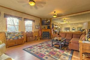uma sala de estar com um sofá e uma mesa em The Highlands at Sugar by Capital Vacations em Banner Elk