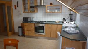 Kuchyňa alebo kuchynka v ubytovaní Apartmány Gráf