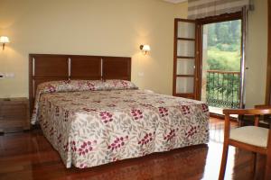 A bed or beds in a room at Hotel Valle Las Luiñas