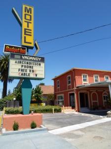 a sign for a theater in front of a building at Budget Inn Morgan Hill in Morgan Hill