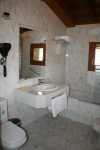 A bathroom at Hotel Valle Las Luiñas