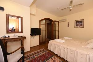 A television and/or entertainment centre at Villa Konak Hotel