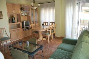 Küche/Küchenzeile in der Unterkunft RUMOHOLIDAYS Spacious 3 bedrooms apartment Playa del Cura