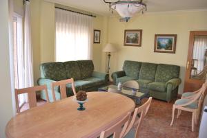 Ein Sitzbereich in der Unterkunft RUMOHOLIDAYS Spacious 3 bedrooms apartment Playa del Cura