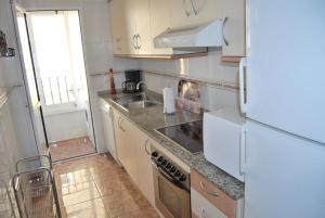 Küche/Küchenzeile in der Unterkunft RUMOHOLIDAYS Spacious 3 bedrooms apartment Playa del Cura