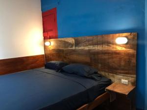 Cama ou camas em um quarto em Estrella Beachfront Hotel