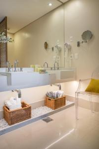 W łazience znajduje się umywalka i lustro. w obiekcie Hotel Heritage w São Paulo
