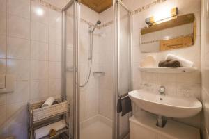 Koupelna v ubytování Hinterlechnerhof + 35 fotografií
