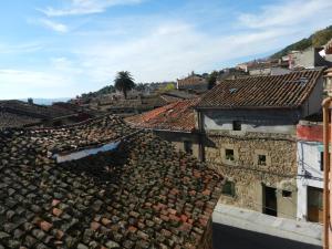 vista sui tetti di edifici di una città di Casa Rebollares Ii a Piedralaves