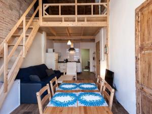 バレンシアにあるApartamento en casa historica en la playaのリビングルーム(青いソファ、木製テーブル付)
