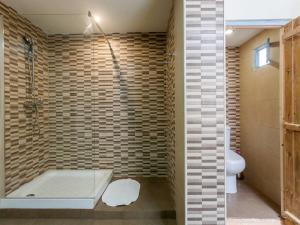 バレンシアにあるApartamento en casa historica en la playaのバスルーム(シャワー、トイレ、バスタブ付)