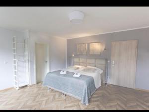 ein Schlafzimmer mit einem Bett mit zwei Handtüchern darauf in der Unterkunft TM Suites in Dortmund