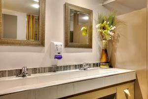 Salle de bains dans l'établissement Hotel et Motel Le Chateauguay