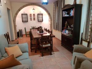a dining room with a table and chairs at Riocorvo in Rute