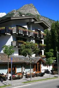 Afbeelding uit fotogalerij van Hotel Les Jumeaux Courmayeur in Courmayeur